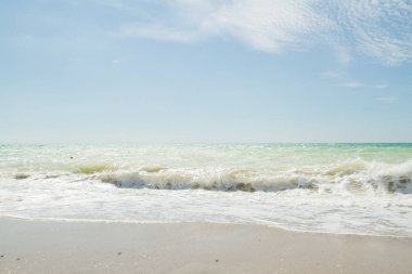 Deniz kıyısında yaz güneşli bir gün