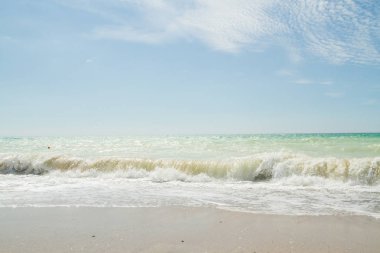 Deniz kıyısında yaz güneşli bir gün