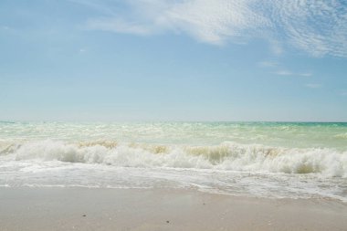 Deniz kıyısında yaz güneşli bir gün