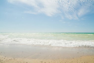 Deniz kıyısında yaz güneşli bir gün