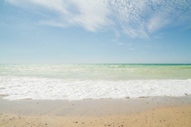 Deniz kıyısında yaz güneşli bir gün