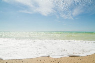 Deniz kıyısında yaz güneşli bir gün