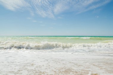 Deniz kıyısında yaz güneşli bir gün