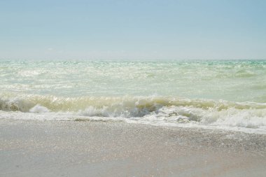 Deniz kıyısında yaz güneşli bir gün