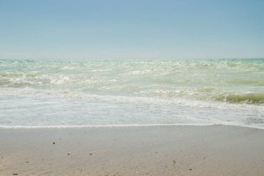 Deniz kıyısında yaz güneşli bir gün