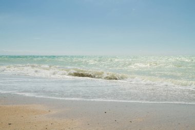 Deniz kıyısında yaz güneşli bir gün