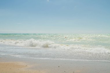 Deniz kıyısında yaz güneşli bir gün