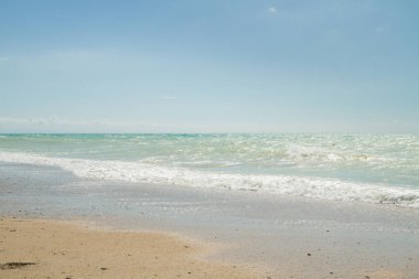 Deniz kıyısında yaz güneşli bir gün