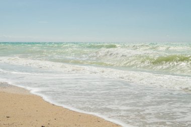 Deniz kıyısında yaz güneşli bir gün