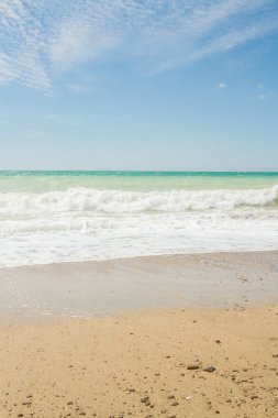 Deniz kıyısında yaz güneşli bir gün