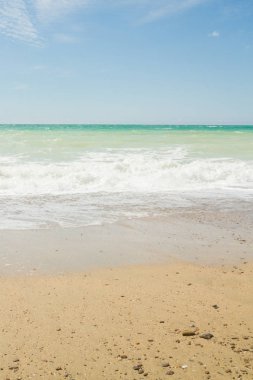 Deniz kıyısında yaz güneşli bir gün