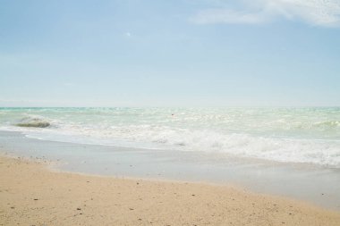 Deniz kıyısında yaz güneşli bir gün