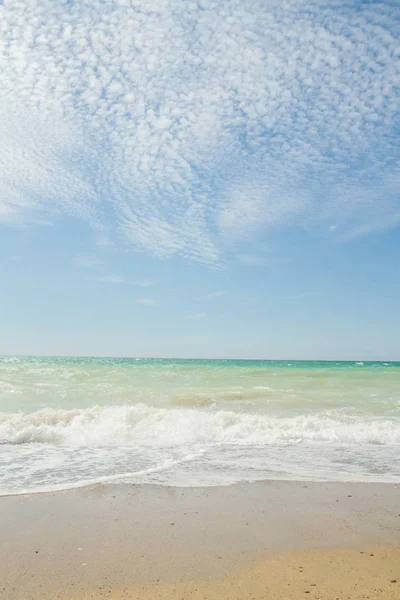 Deniz kıyısında yaz güneşli bir gün