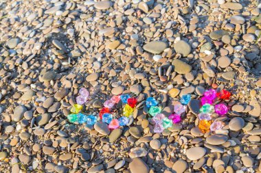 Renkli cam taş deniz kayaların üzerinde yazıt sevgisi