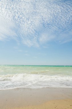 Deniz kıyısında yaz güneşli bir gün