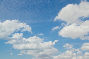 Beyaz bulutlu mavi gökyüzü