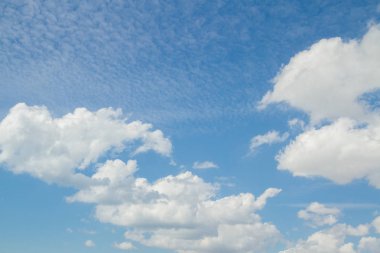 Beyaz bulutlu mavi gökyüzü