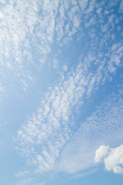 Beyaz bulutlu mavi gökyüzü