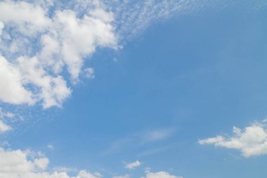 Beyaz bulutlu mavi gökyüzü