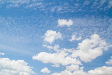 Beyaz bulutlu mavi gökyüzü