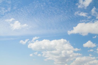 Beyaz bulutlu mavi gökyüzü