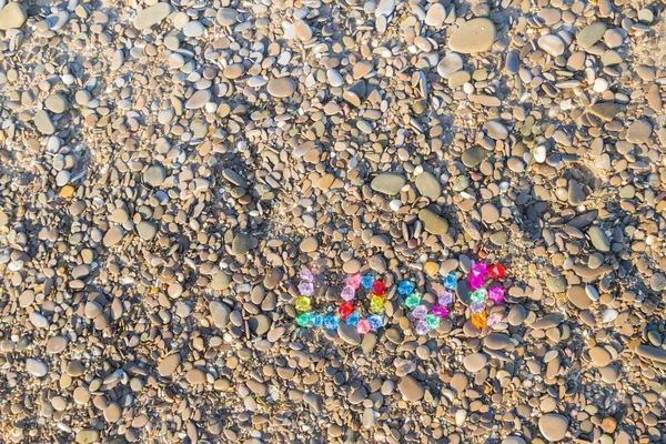 Η επιγραφή αγάπη πέτρες χρωματιστό γυαλί, στα βράχια στη θάλασσα — Φωτογραφία Αρχείου