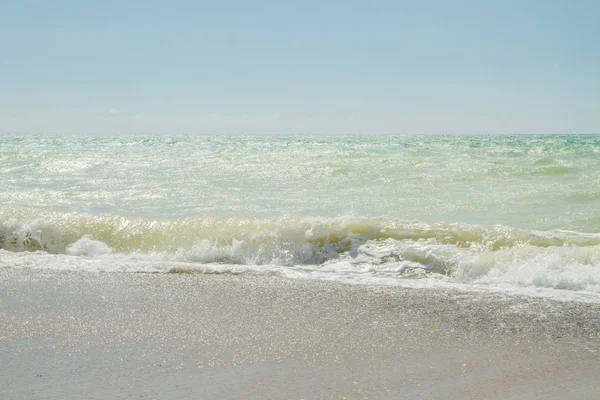 Deniz kıyısında yaz güneşli bir gün