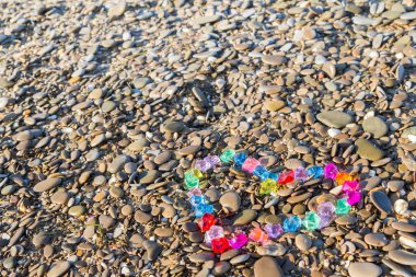 Cam çakıl deniz kıyısında parlak renkli kalp