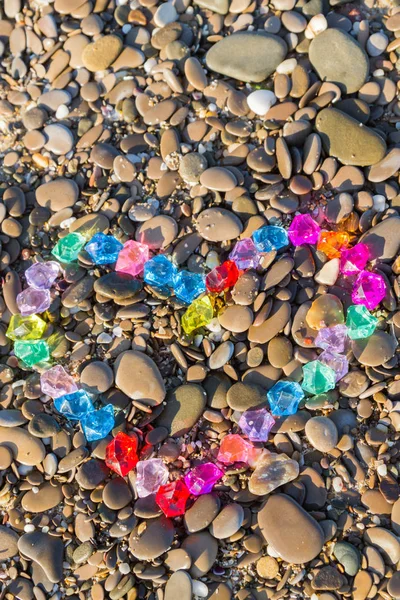 Cam çakıl deniz kıyısında parlak renkli kalp