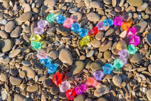 Kolorowe serca szklane kamyki na brzegu morza — Zdjęcie stockowe