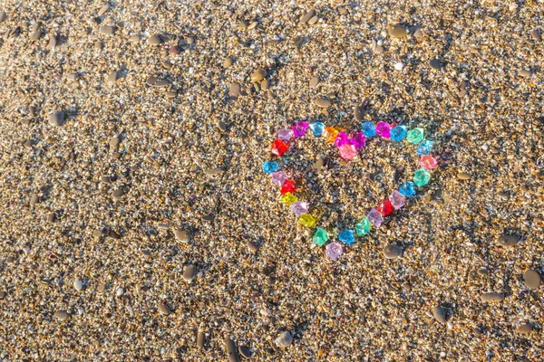 Cam çakıl deniz kıyısında parlak renkli kalp