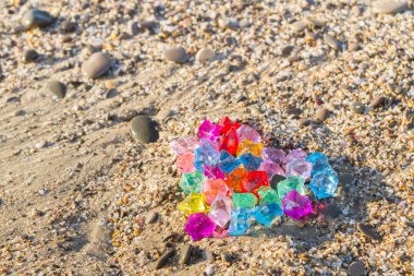 Cam çakıl deniz kıyısında parlak renkli kalp