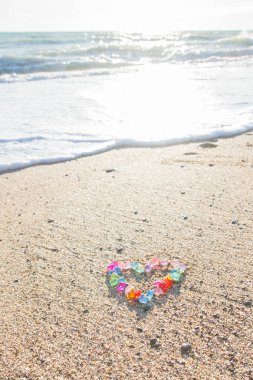 Cam çakıl deniz kıyısında parlak renkli kalp