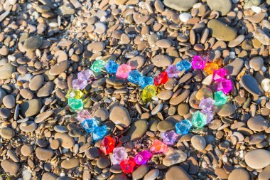 Cam çakıl deniz kıyısında parlak renkli kalp