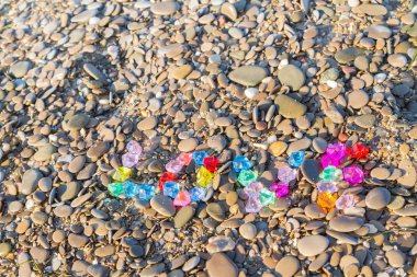 Renkli cam taş deniz kayaların üzerinde yazıt sevgisi