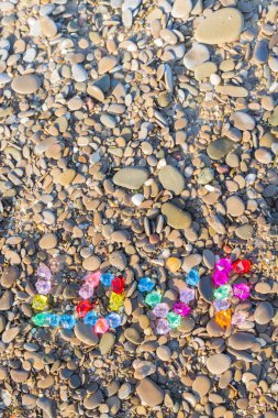 Renkli cam taş deniz kayaların üzerinde yazıt sevgisi