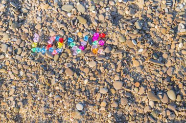 Renkli cam taş deniz kayaların üzerinde yazıt sevgisi