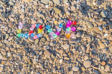 Renkli cam taş deniz kayaların üzerinde yazıt sevgisi