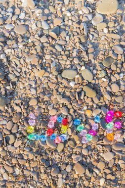 Renkli cam taş deniz kayaların üzerinde yazıt sevgisi