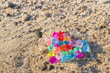 Cam çakıl deniz kıyısında parlak renkli kalp