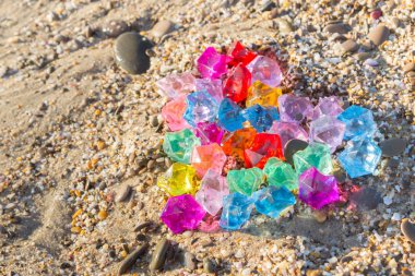 Cam çakıl deniz kıyısında parlak renkli kalp