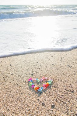 Cam çakıl deniz kıyısında parlak renkli kalp