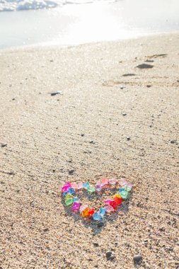 Cam çakıl deniz kıyısında parlak renkli kalp