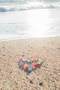 Cam çakıl deniz kıyısında parlak renkli kalp