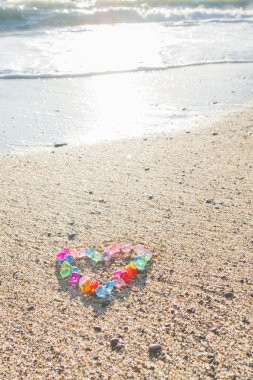 Cam çakıl deniz kıyısında parlak renkli kalp