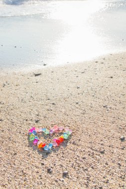 Cam çakıl deniz kıyısında parlak renkli kalp