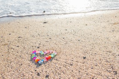 Cam çakıl deniz kıyısında parlak renkli kalp