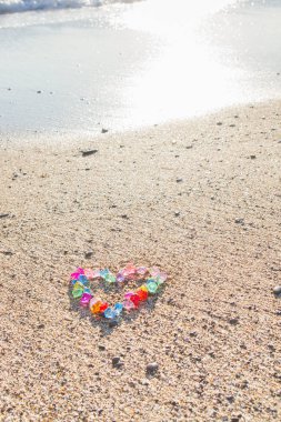 Cam çakıl deniz kıyısında parlak renkli kalp