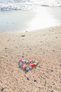 Cam çakıl deniz kıyısında parlak renkli kalp