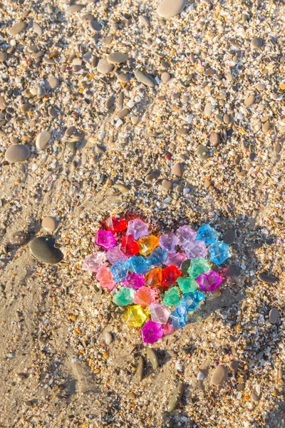 Färgglada hjärta av glas stenar på havsstranden — Stockfoto